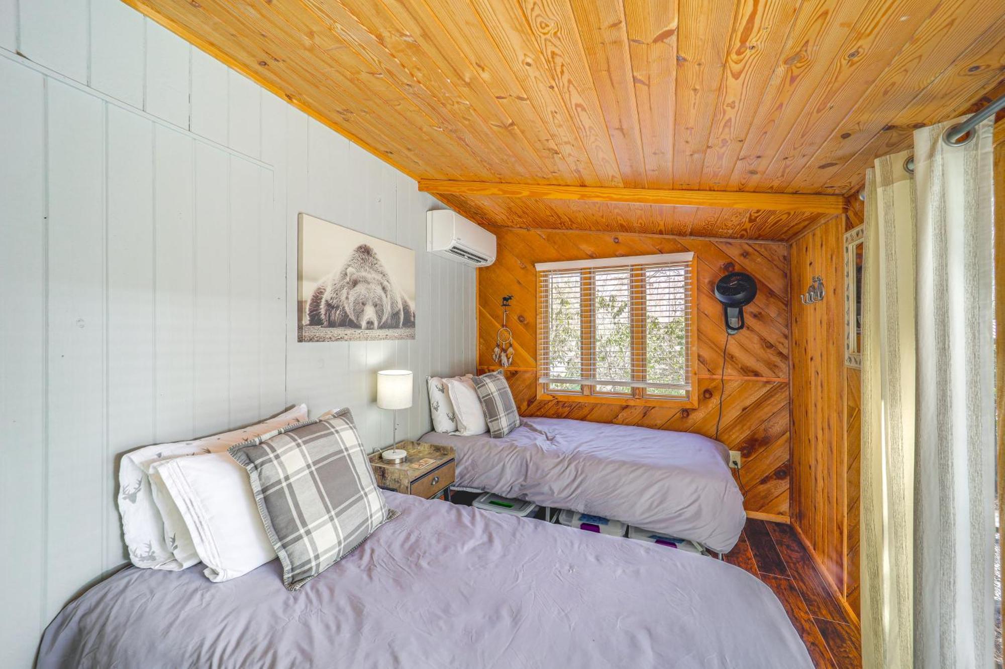 Rustic Newland Cabin With Deck By Lake And Trails! 외부 사진